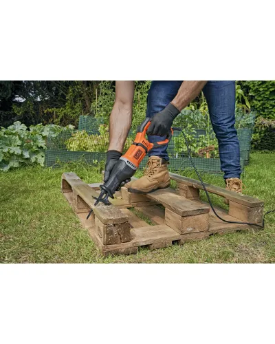 Пила шабельна мережева BLACK+DECKER BES301K