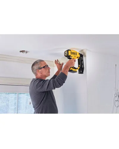 Пістолет цвяхозабивний акумуляторний безщітковий DeWALT DCN662D2