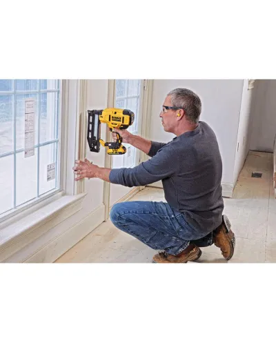 Пістолет цвяхозабивний акумуляторний безщітковий DeWALT DCN662D2