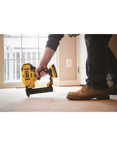 Степлер скобозабивний акумуляторний безщітковий DeWALT DCN681D2