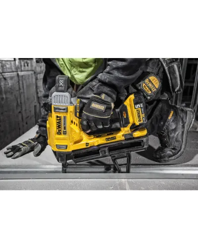 Пістолет цвяхозабивний акумуляторний безщітковий DeWALT DCN890P2