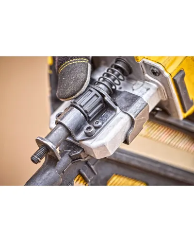 Пістолет цвяхозабивний акумуляторний безщітковий DeWALT DCN930P2