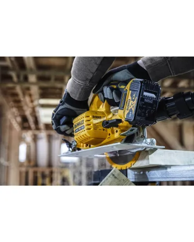 Пила дискова акумуляторна DeWALT DCS570P2