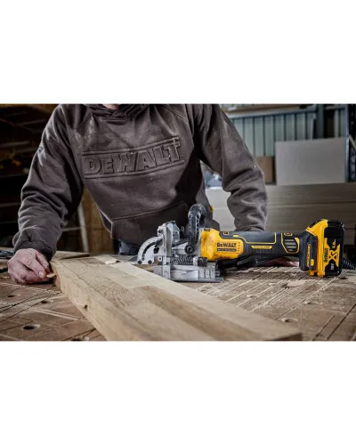 Фрезер акумуляторний безщітковий DeWALT DCW682P2
