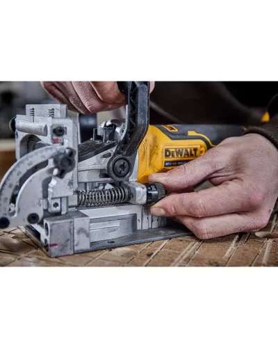Фрезер акумуляторний безщітковий DeWALT DCW682P2