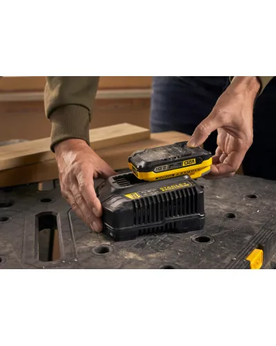 Зарядний пристрій та 2 акумулятора 18В STANLEY FATMAX SFMCB12D2